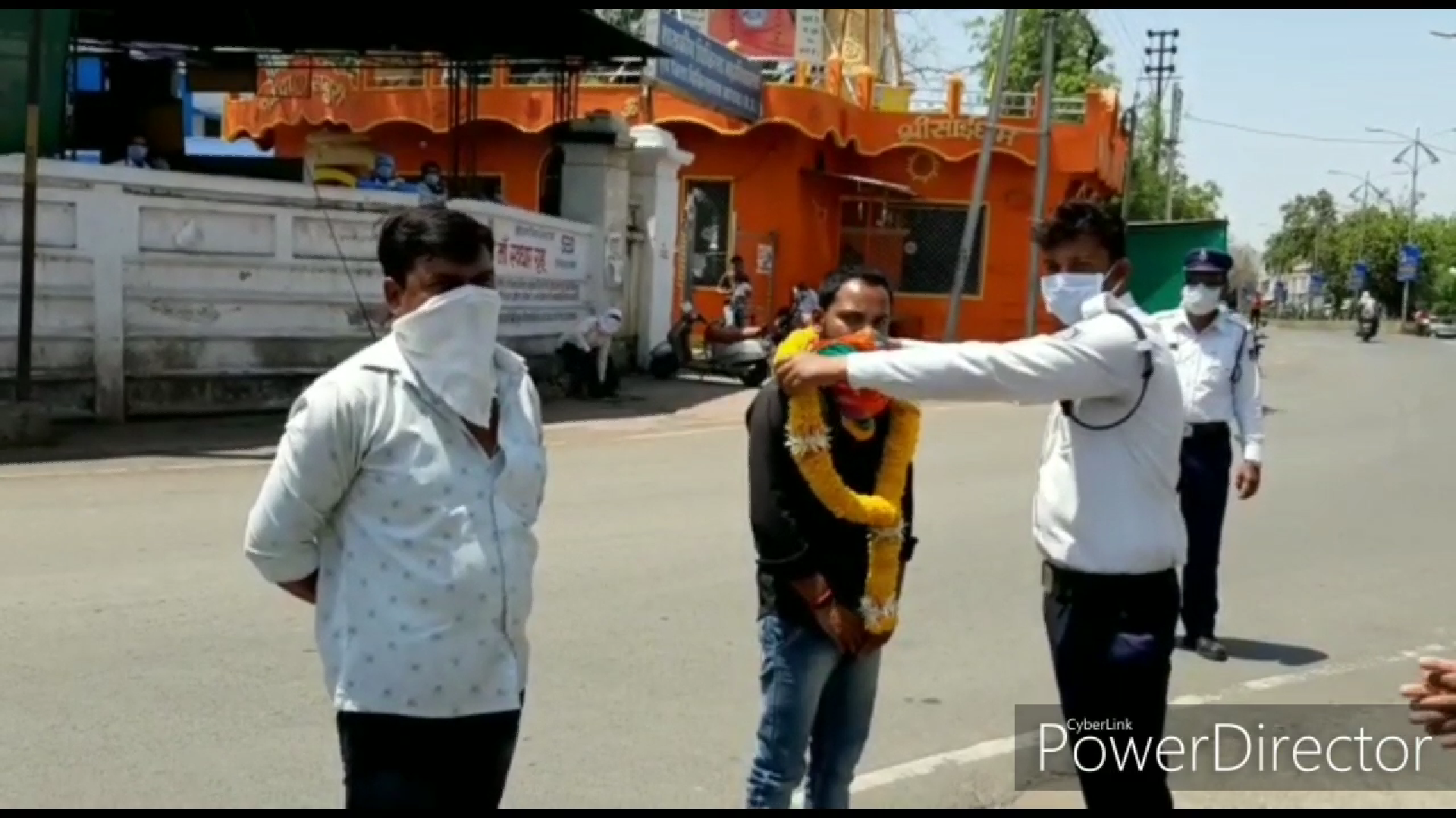 Khandawa police adorn the violators with a garland