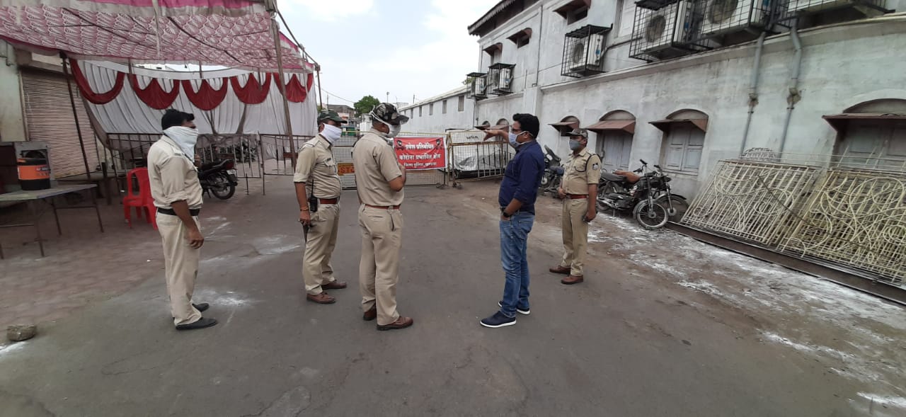 Khandwa SP Dr. Shivdayal  visits Corona affected areas of the city