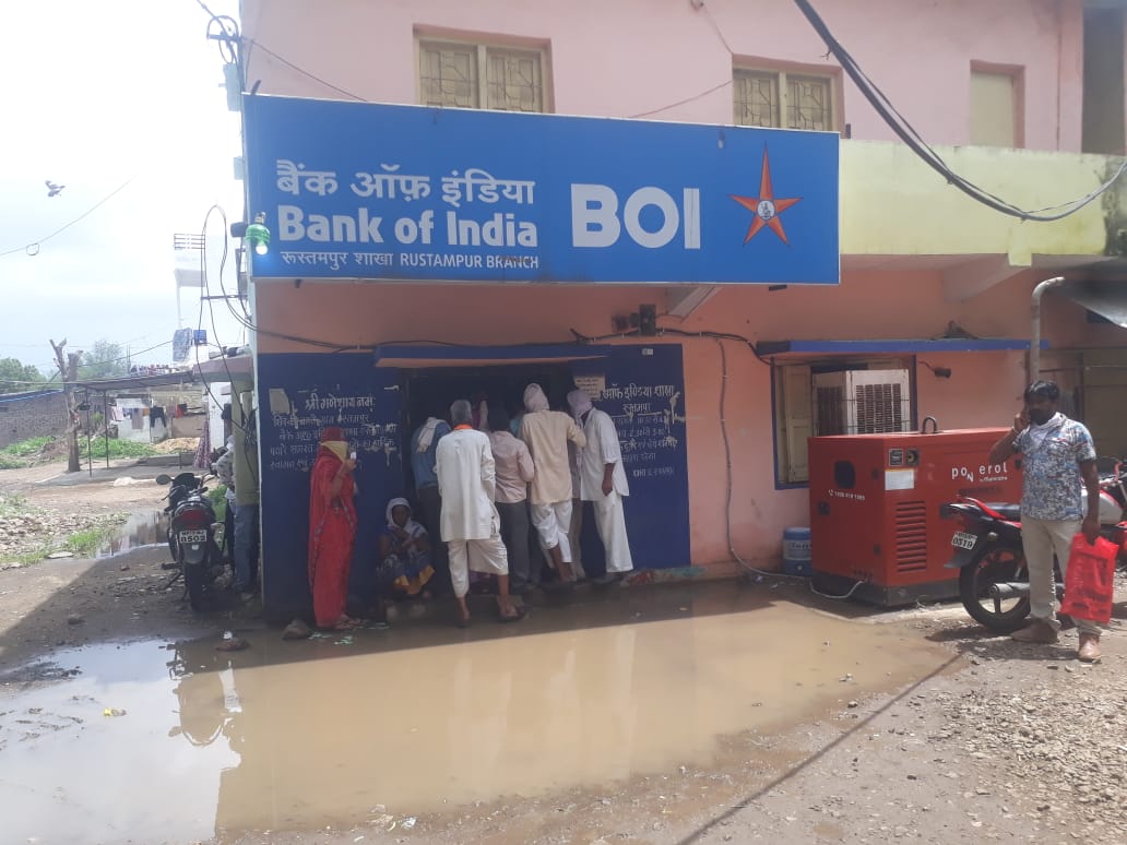 People facing trouble due to dirt in front of bank in Khandwa