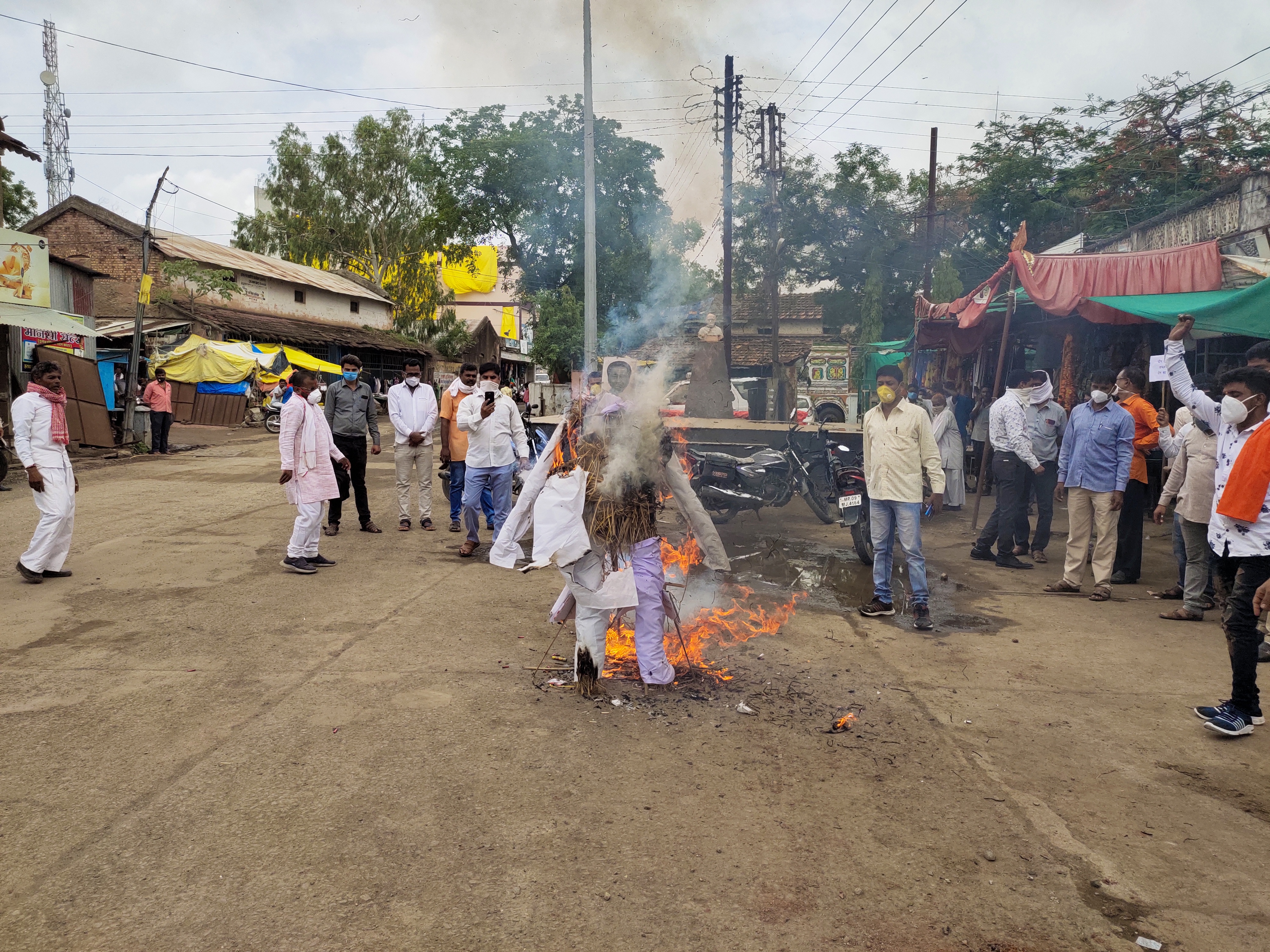 BJP burnt effigy of former Chief Minister Kamal Nath