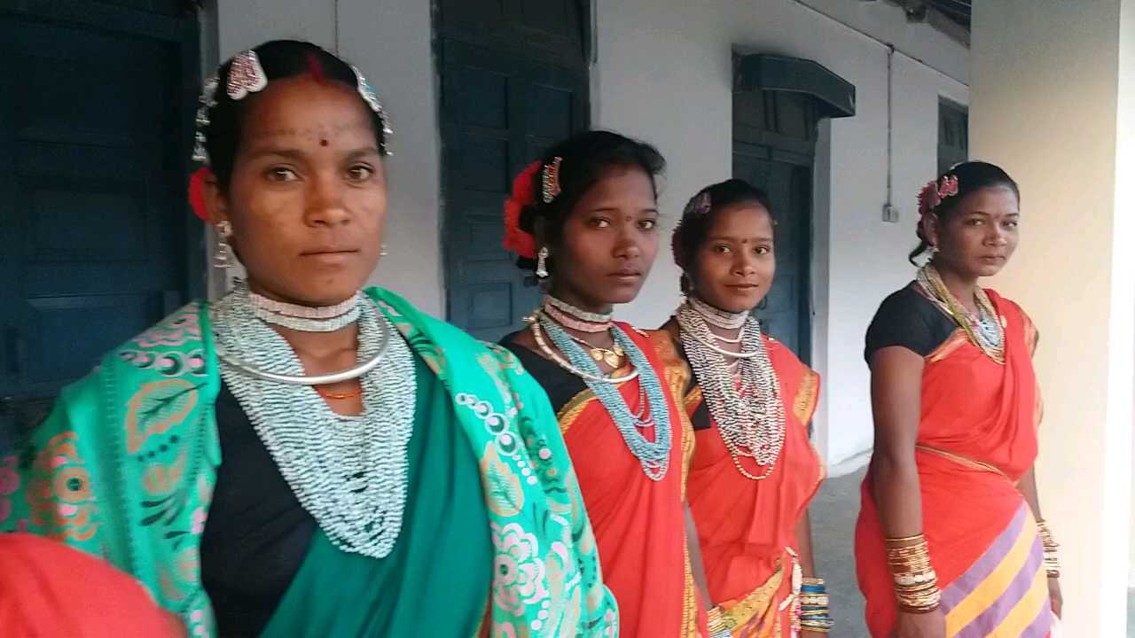 कर्मा नृत्य के लिए तैयार आदिवासी युवतियां