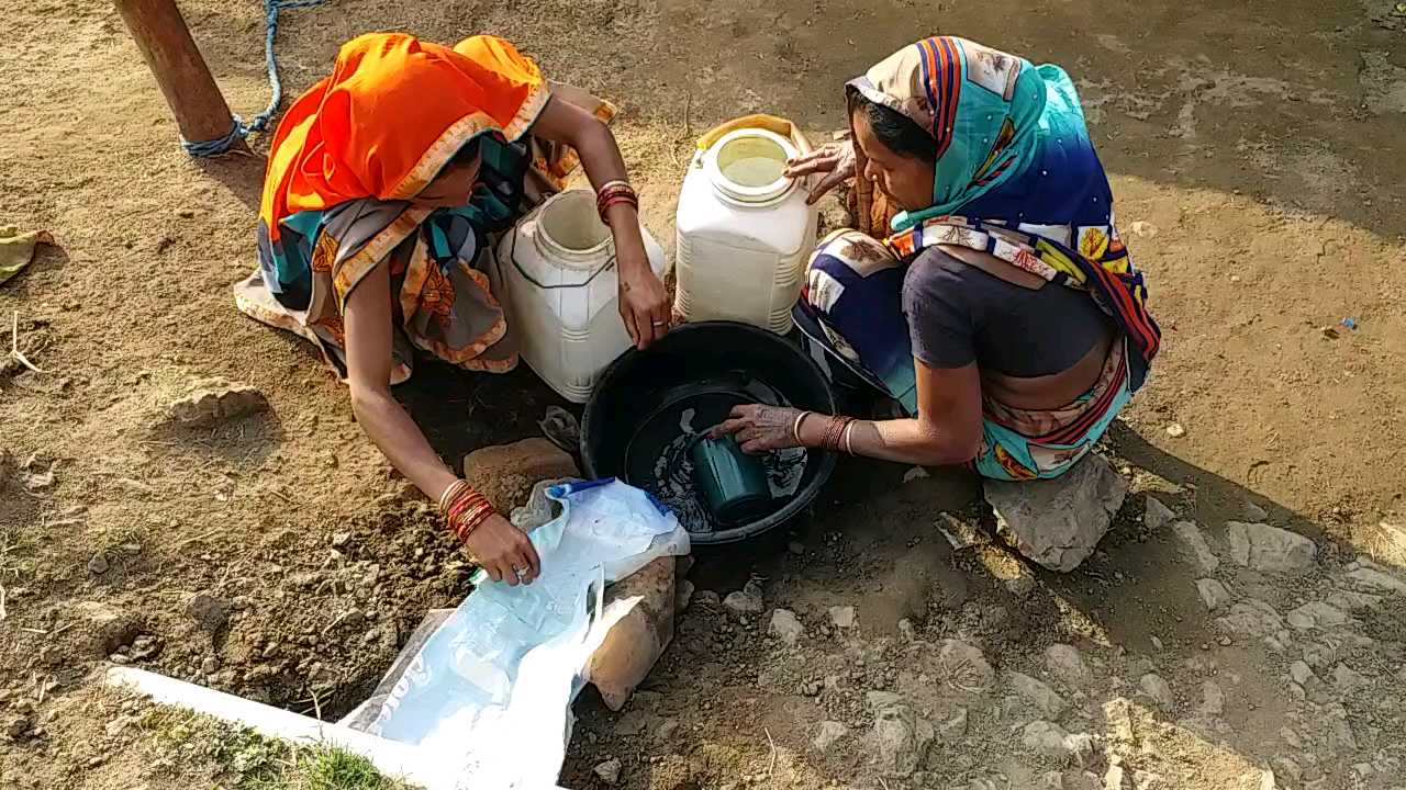 People filling the leaking water from broken pipes