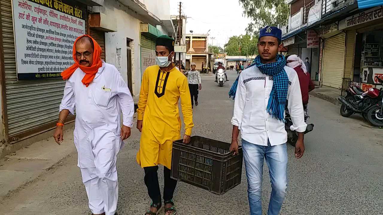 Anjani Tiwari carrying Iftari