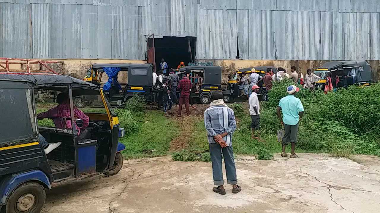 Crowd to collect urea from godowns