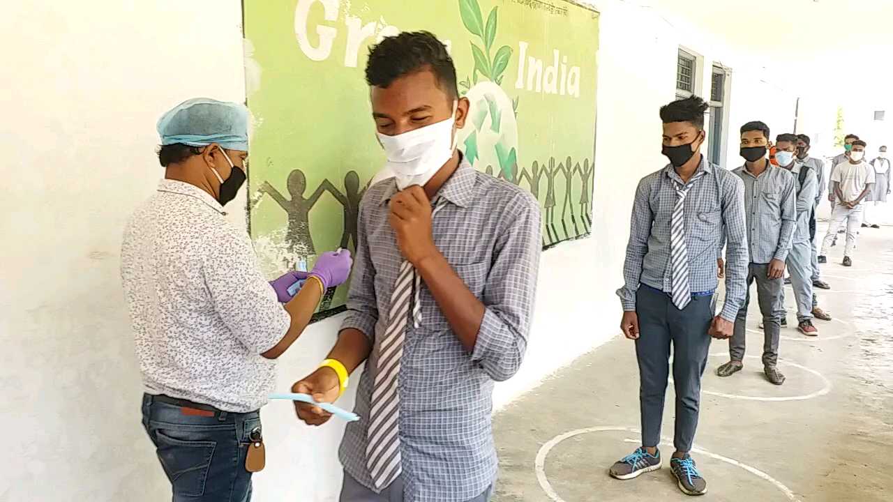 teachers distributing mask