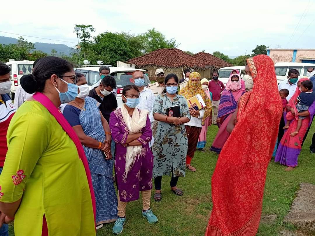 Collector visits Ghughari area in mandla