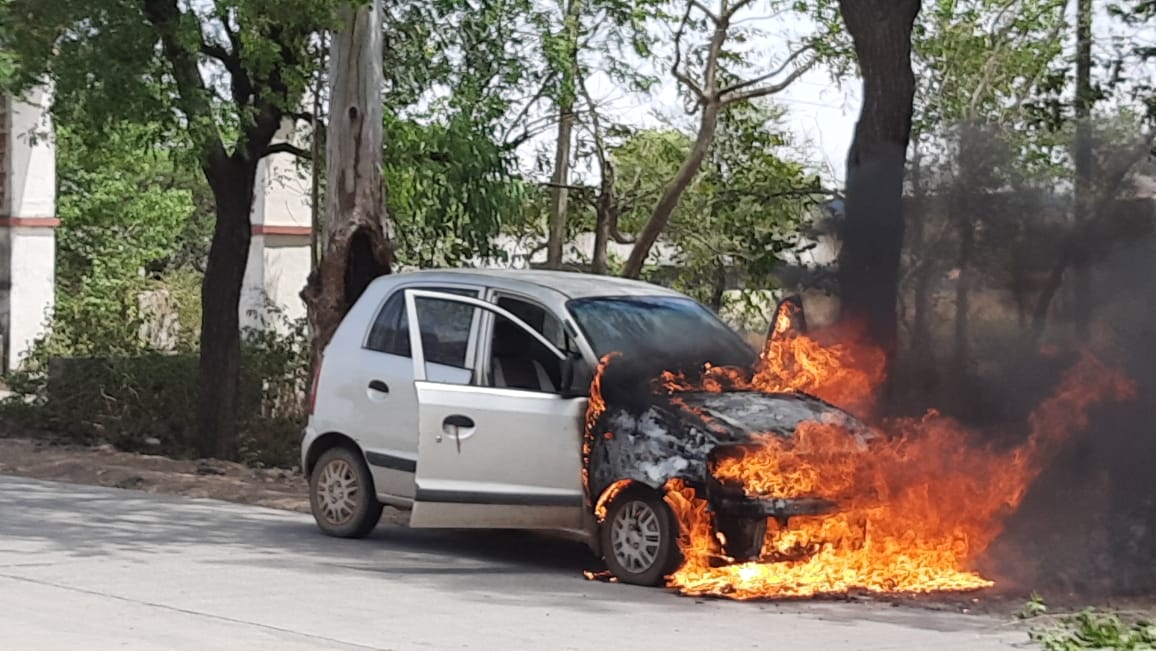 Car burnt on Mandsaur bypass