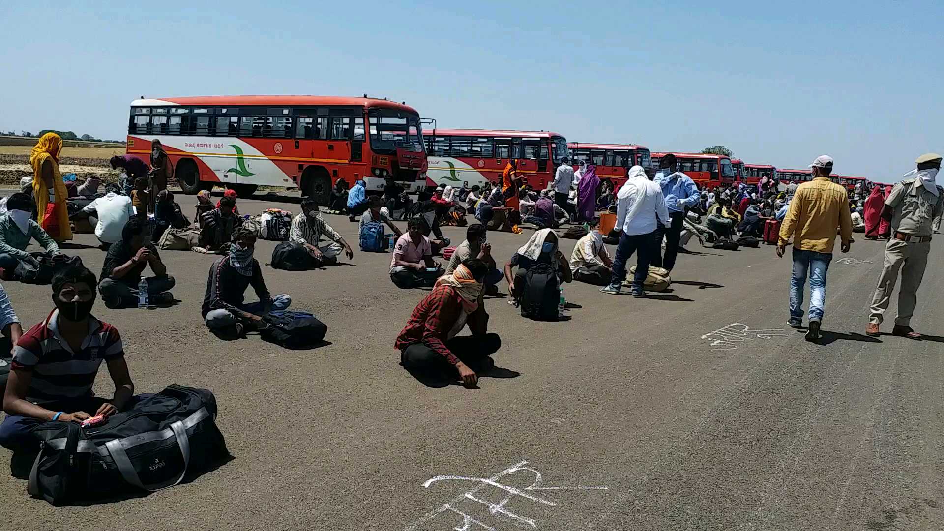 three thousand workers stuck at madhya pradesh rajasthan border