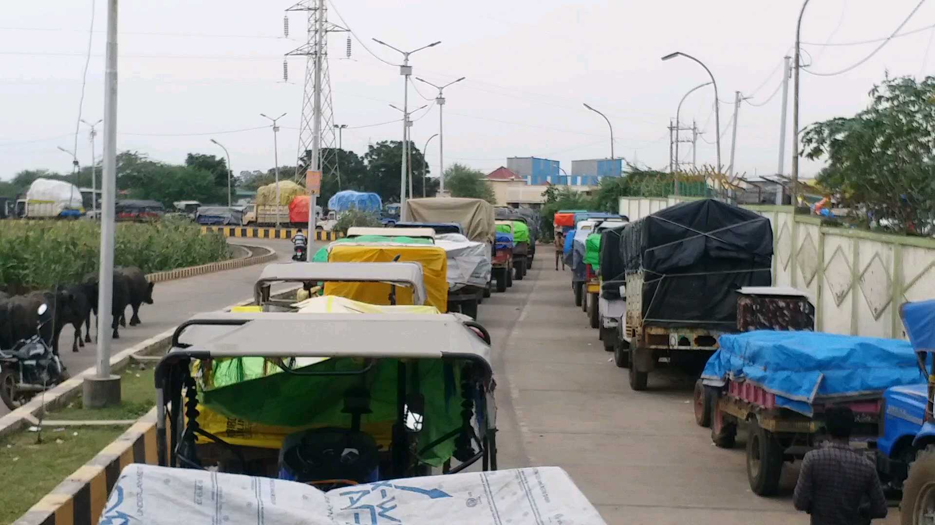 3 km long lines outside mandi