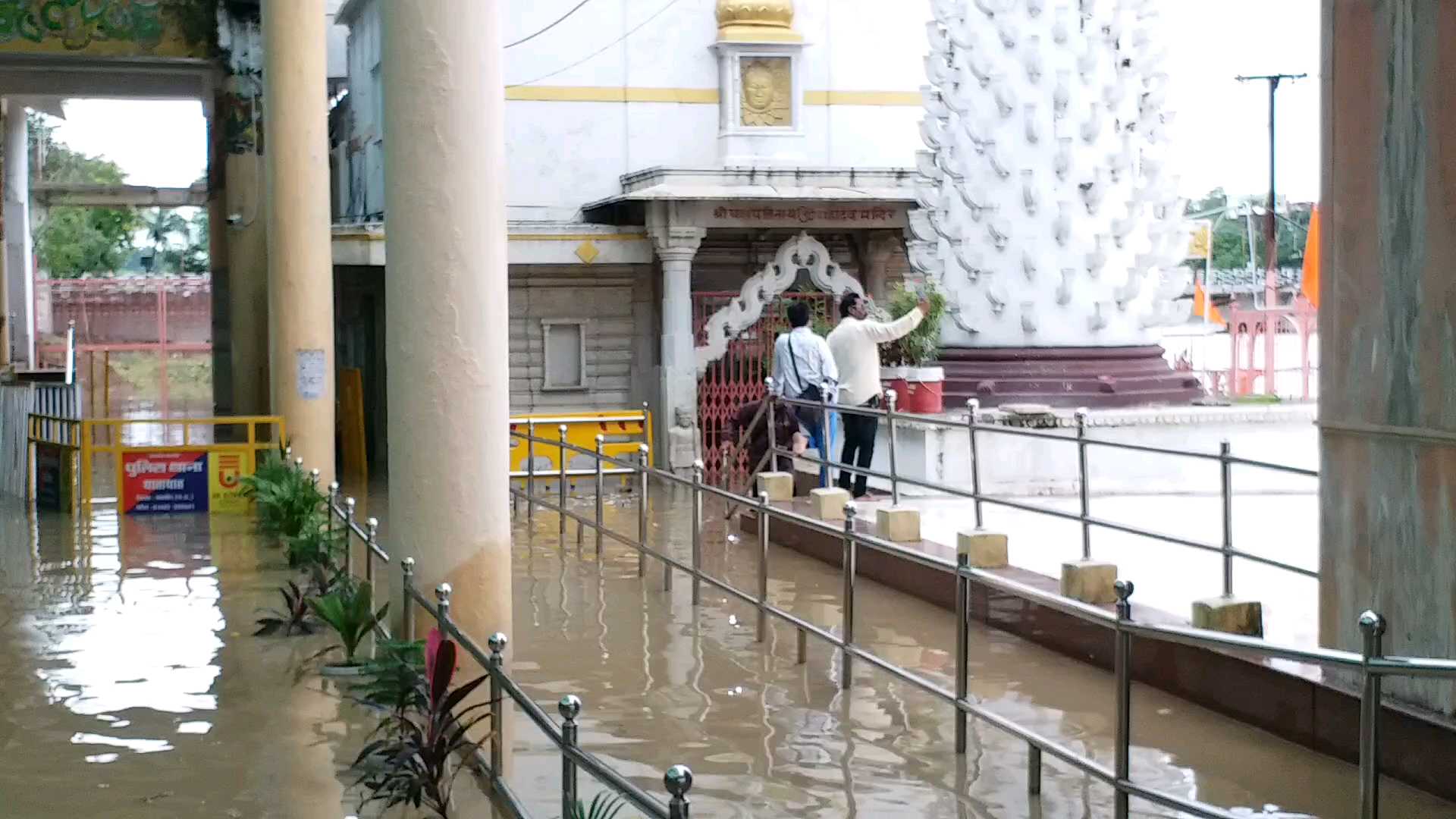 पूरे मंदिर में भर जाता है पानी