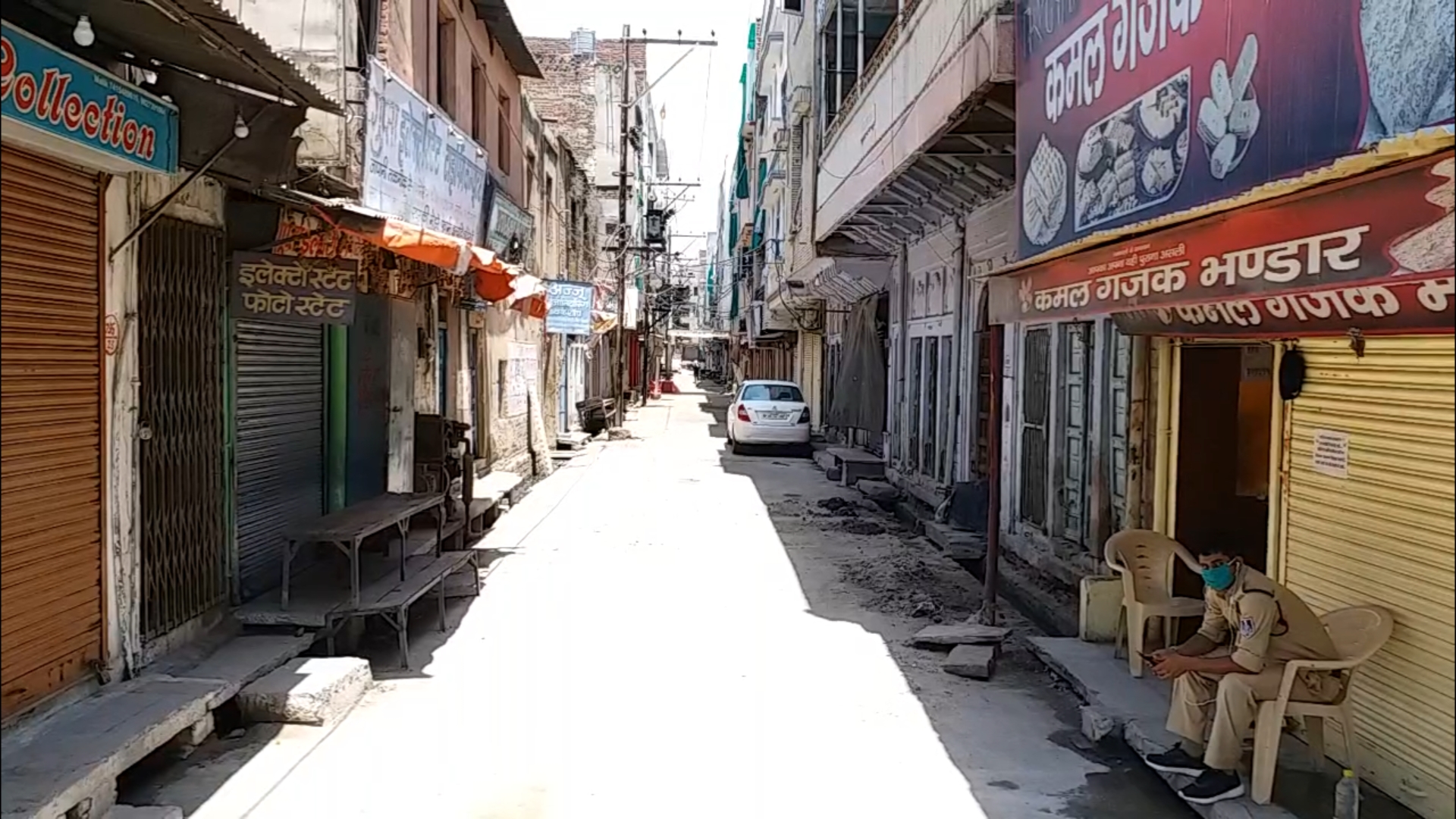 Establishments and shops closed in the market during curfew