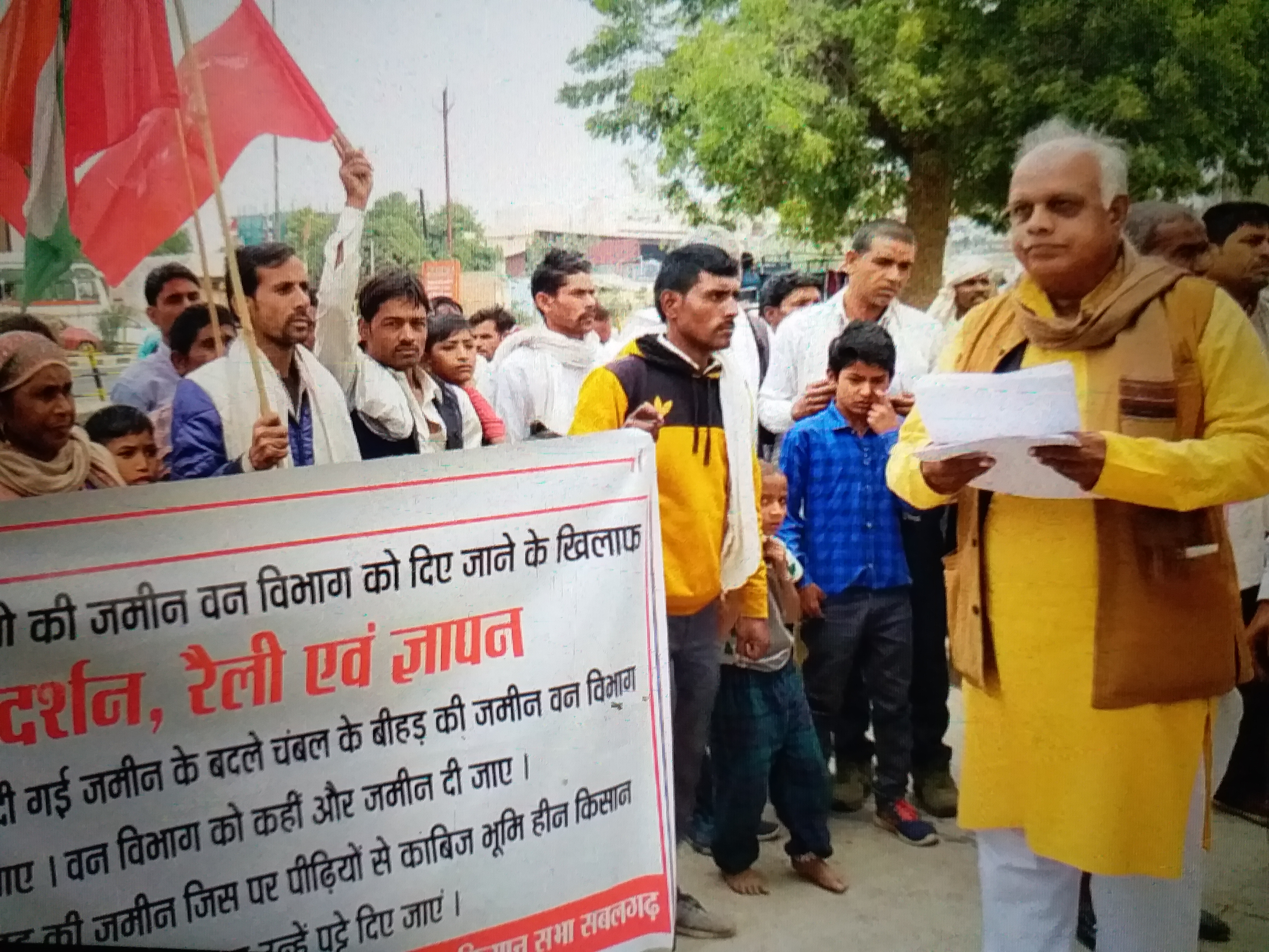 Farmers submit memorandum to name of CM with rally in Morena