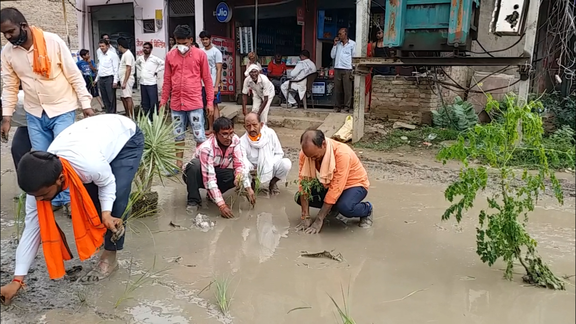 सड़क न बनने से परेशान है स्थानीय