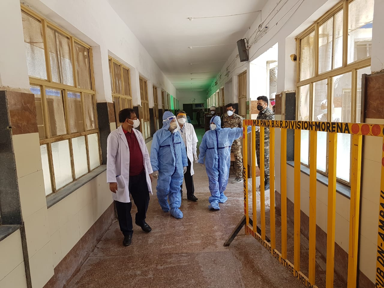 Union Minister Narendra Singh Tomar inspected isolation ward of District Hospital