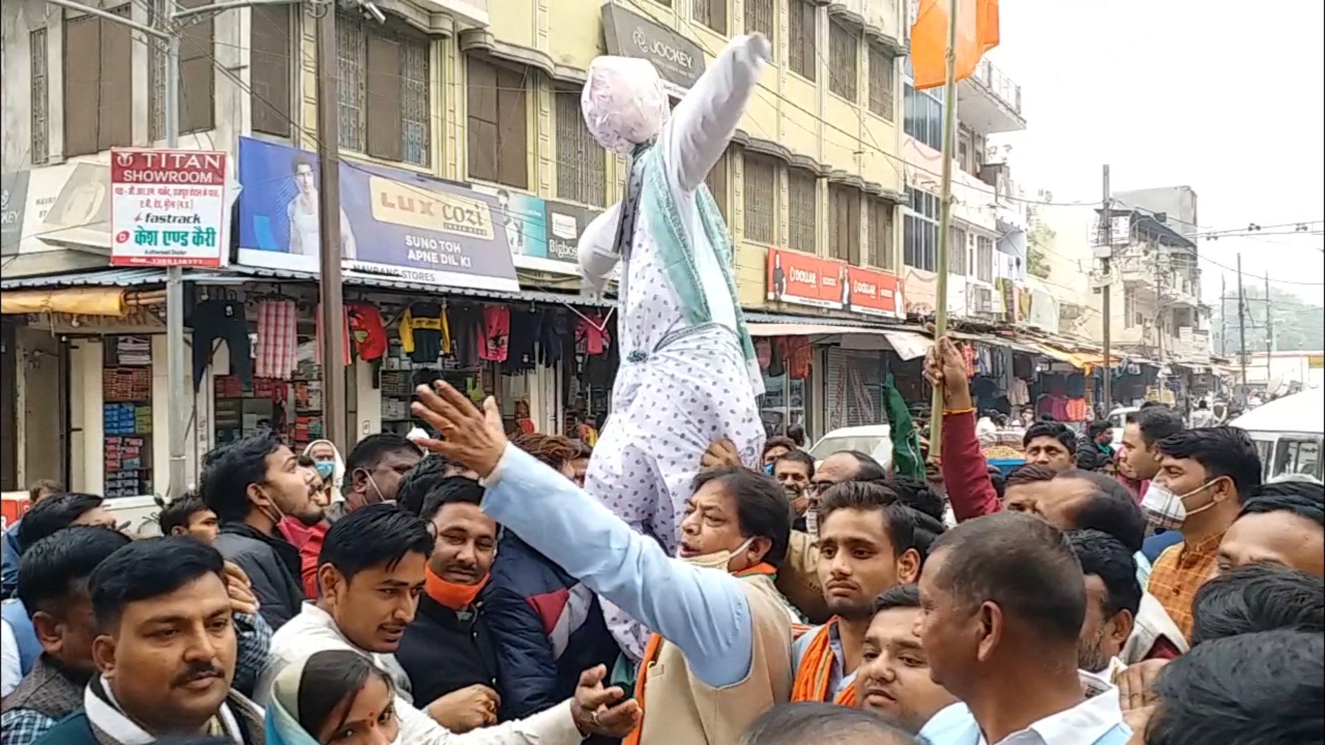 BJP workers burnt effigy of Mamta Banerjee in Morena