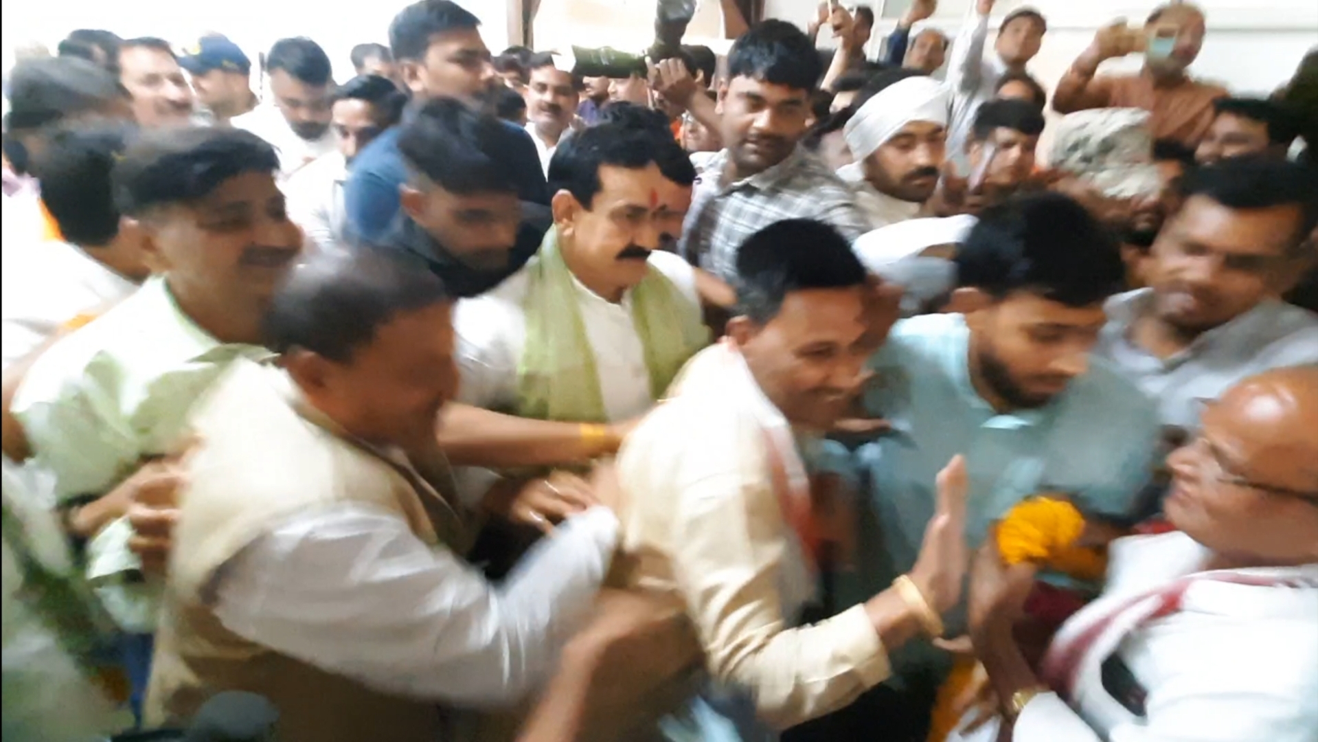 hungama of BJP workers to meet Home Minister Narottam Mishra