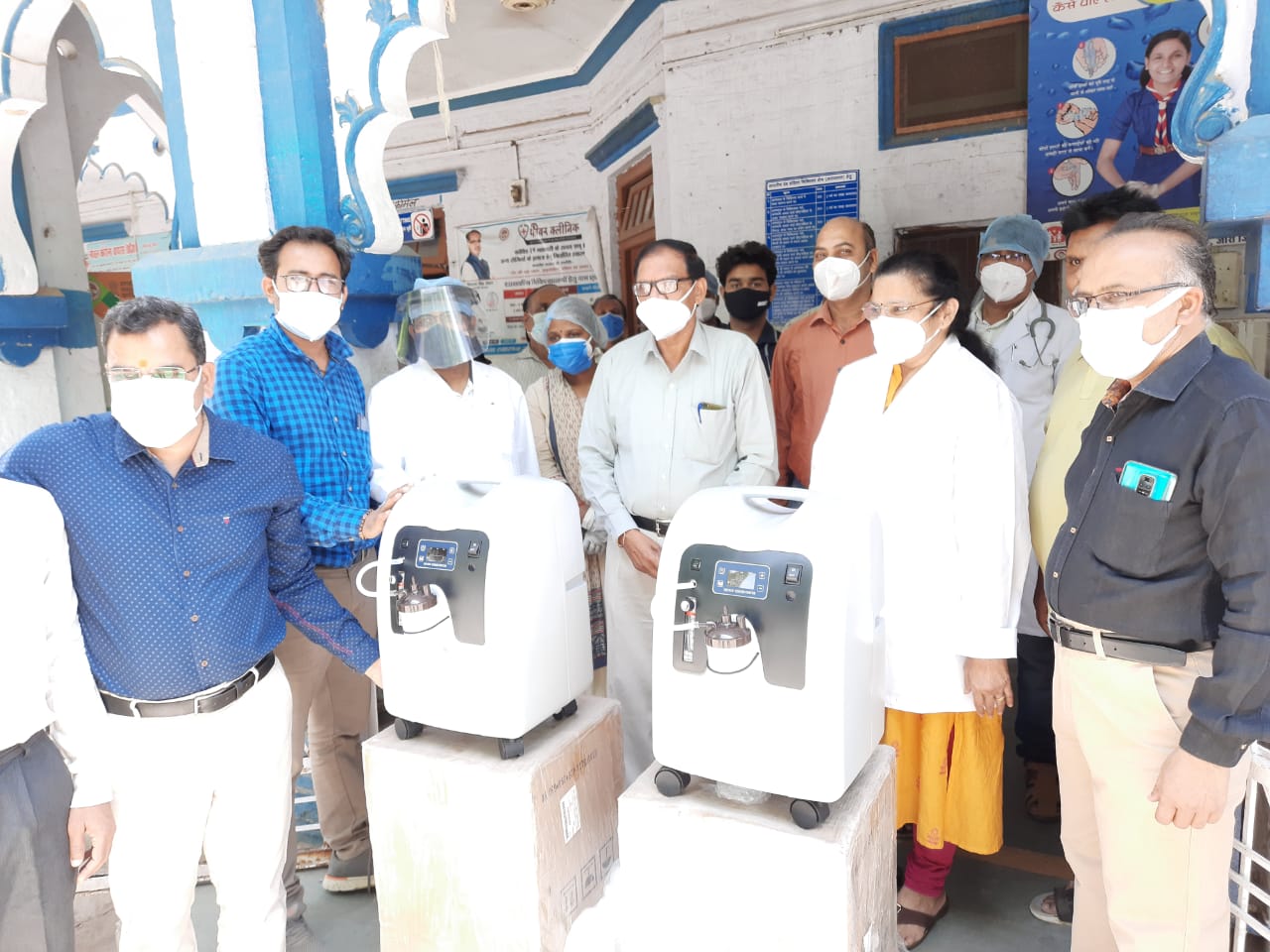 Maheshwari family donated 7 oxygen concentrators in morena