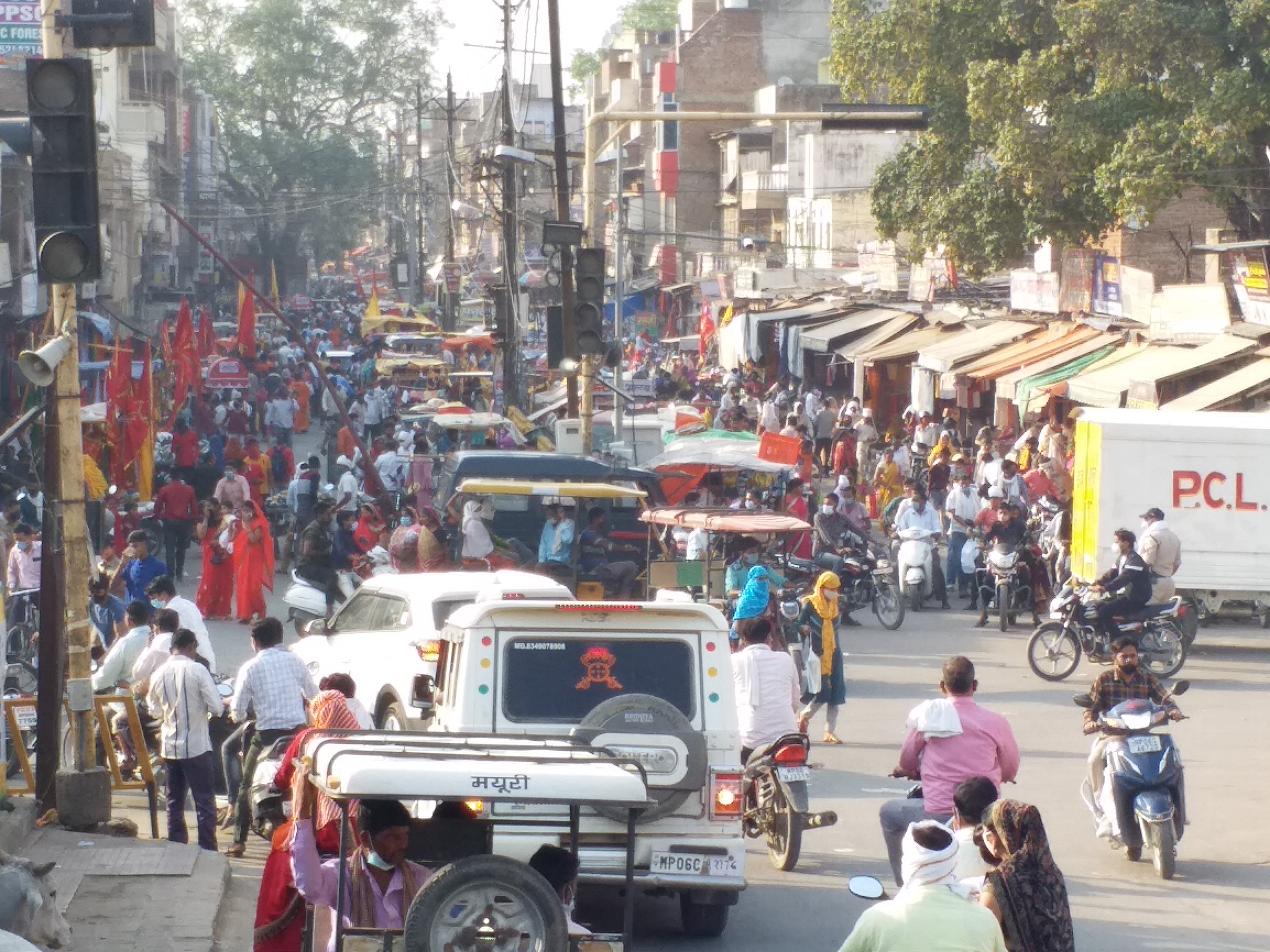 crowds thronged markets