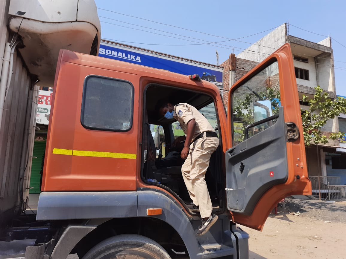 more than two lacks of vaccine jabs found near road in madhyapradesh in a container