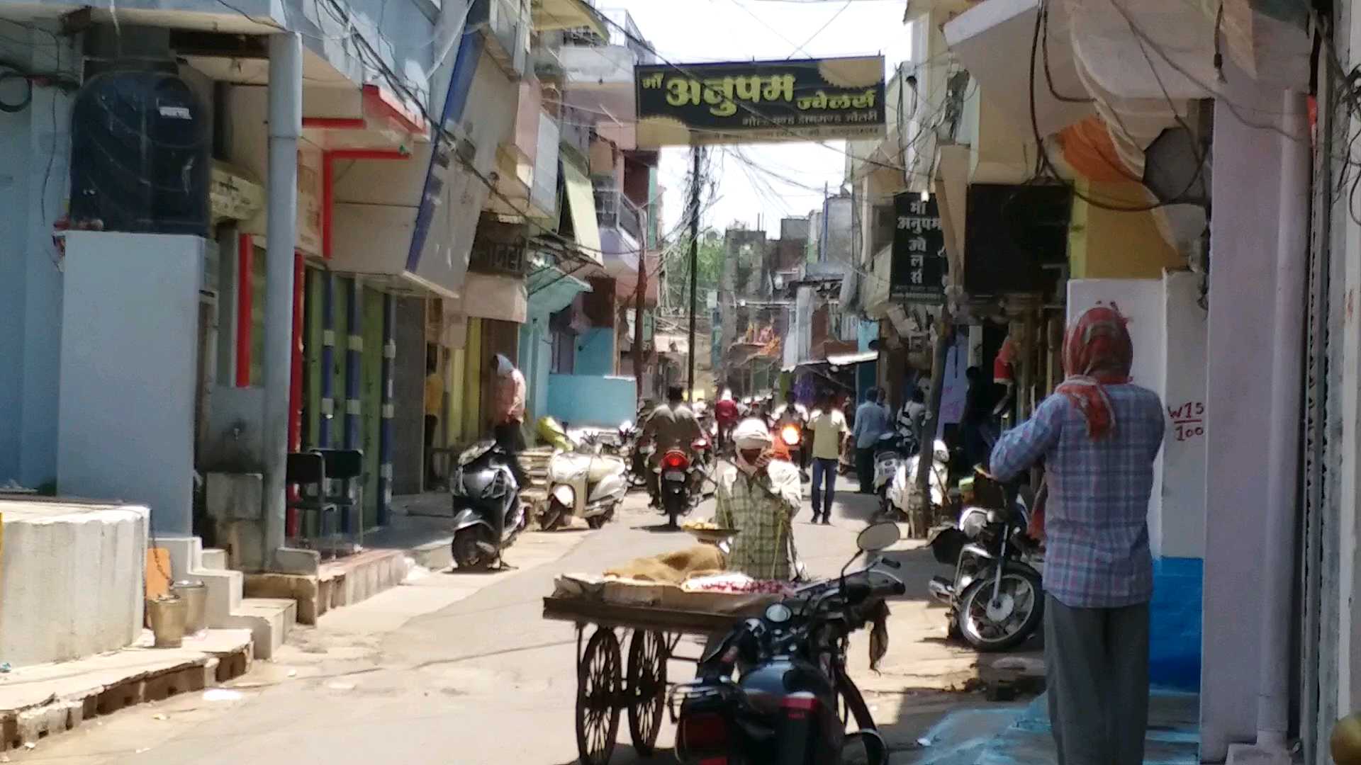 Auto drivers started hawking vegetables and fruits in panna