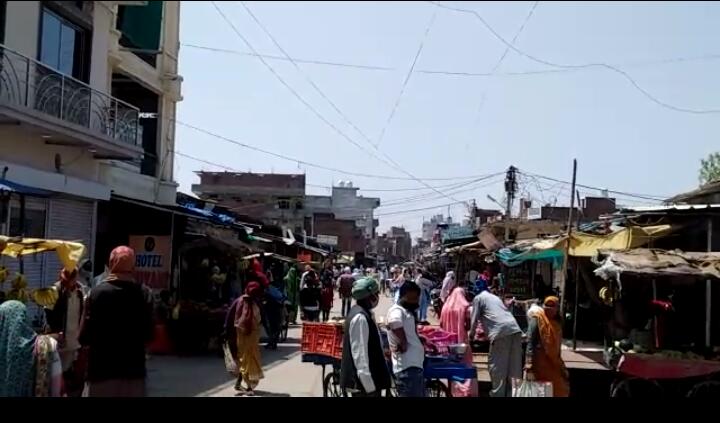 Police closed shops after gathering of public at place in panna