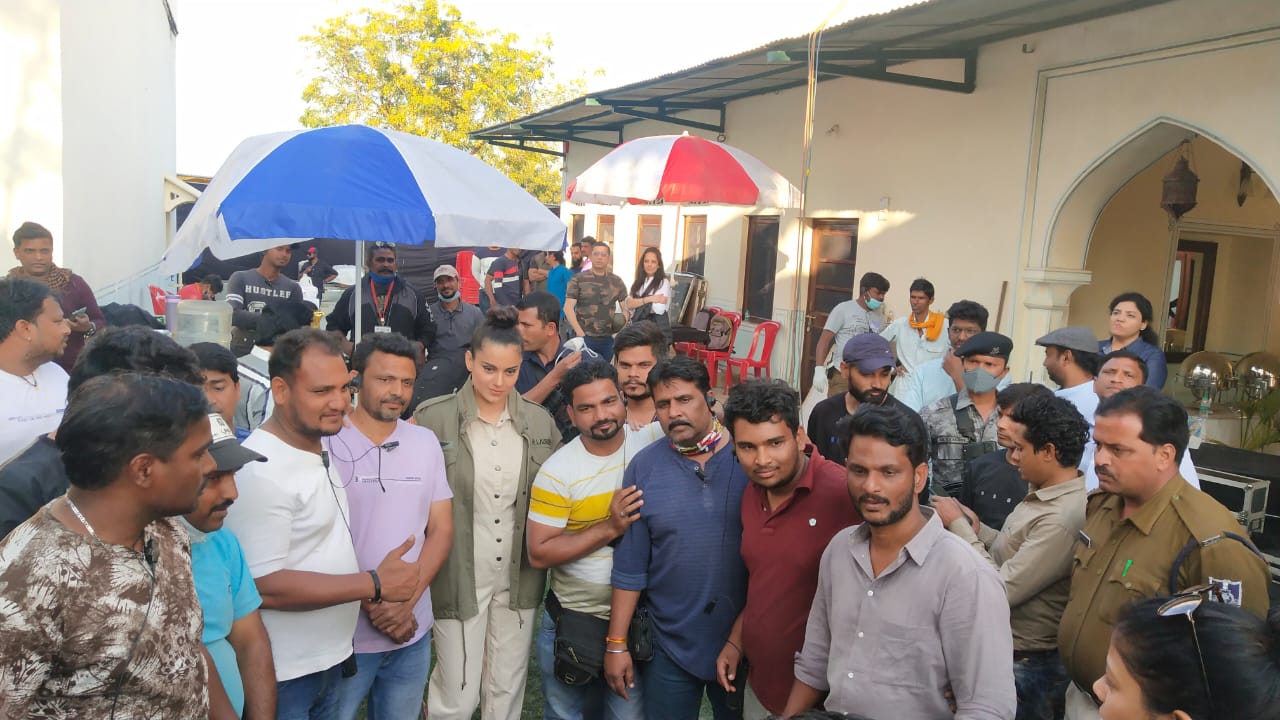 Kangana Ranaut arrives at Kachanariya village in Raisen for shooting