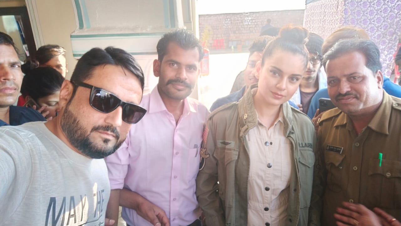 Kangana Ranaut arrives at Kachanariya village in Raisen for shooting