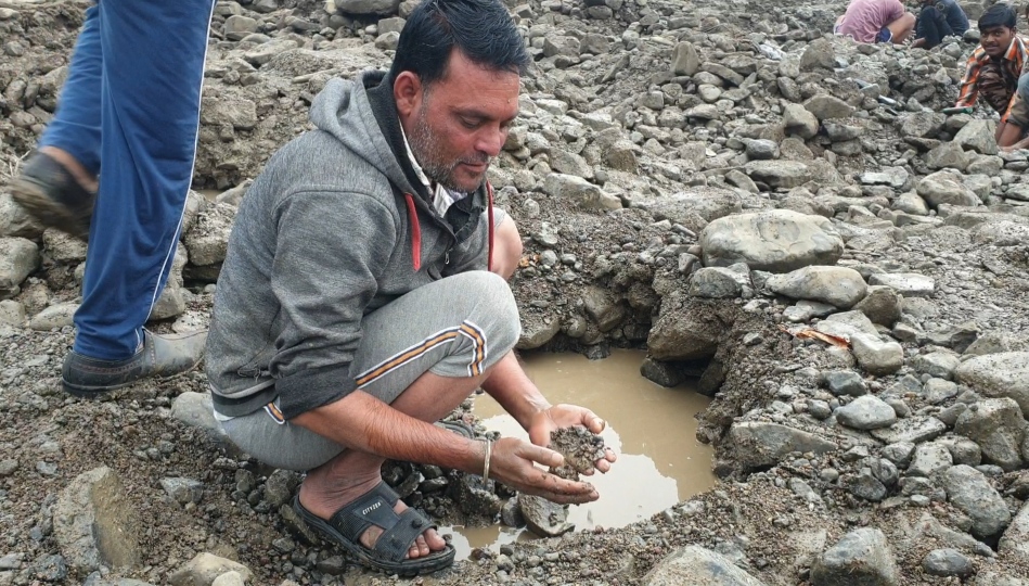 People digging river to get silver coins