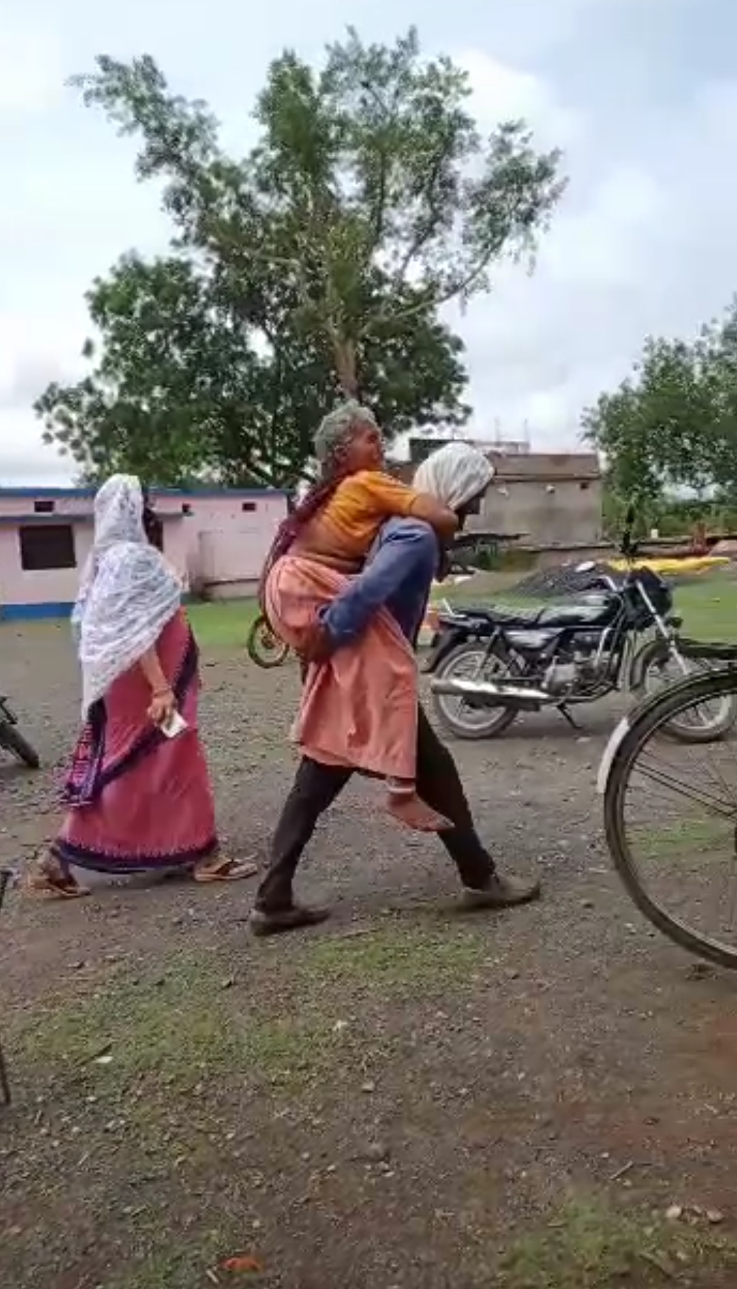 MP: Fearing corona vaccination in Rajgarh man climbed on tree with his wife Aadhar card