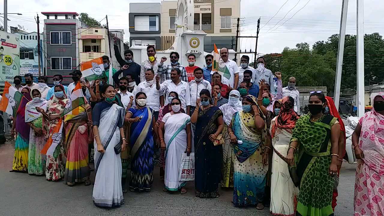 mahila Congress burnt effigy of minister Tulsi Silavat in Ratlam