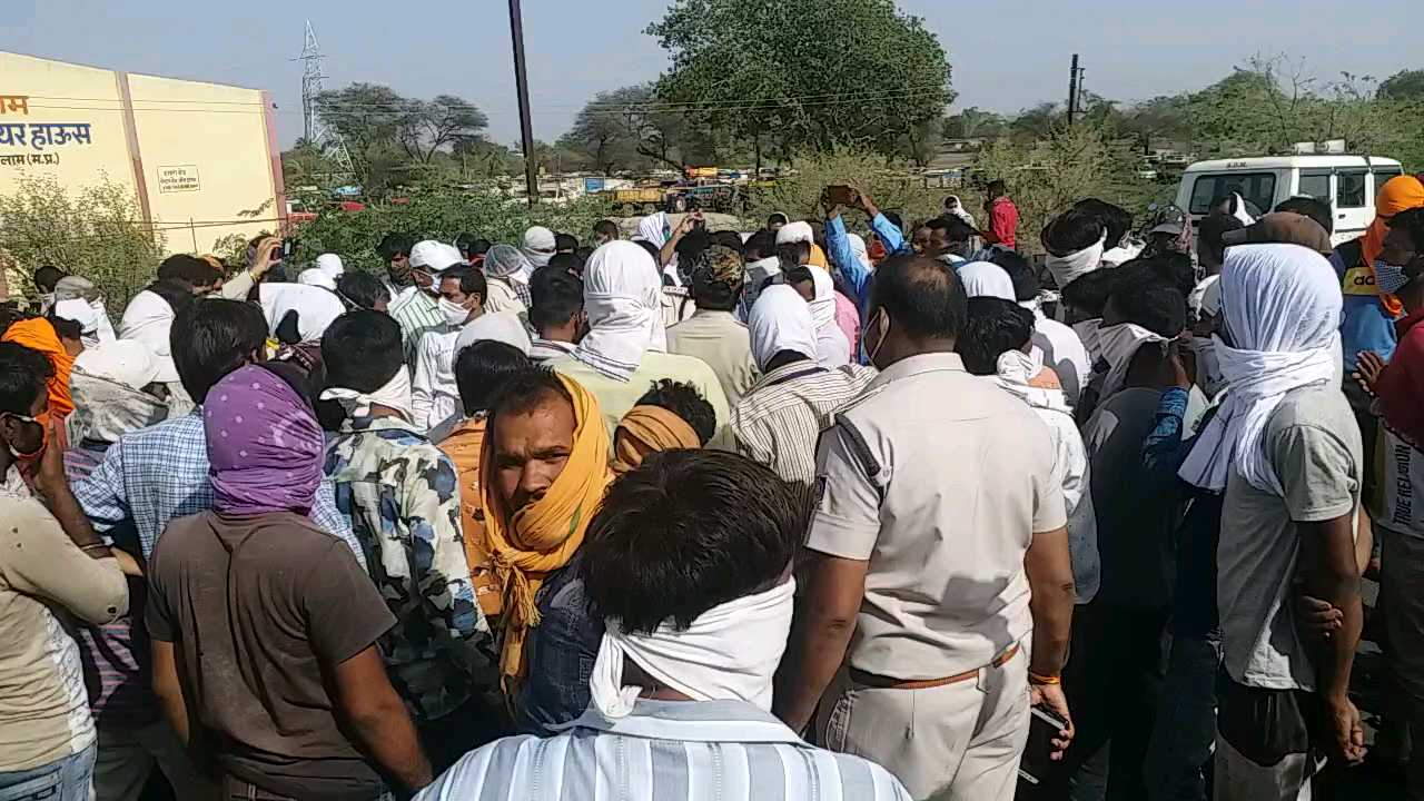 Farmers jammed fourlane in Ratlam