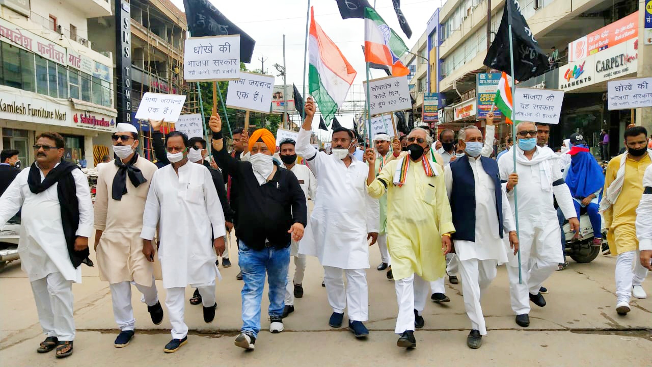 congress celebrates black day on the completion of  100 days of shivraj government in rewa via silent procession in rewa