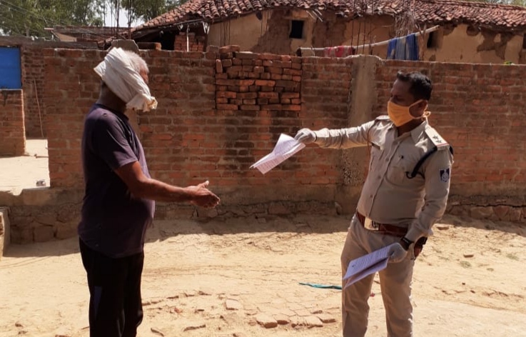 Rewa Police Administration distributing pamphlets for awareness of Corona virus