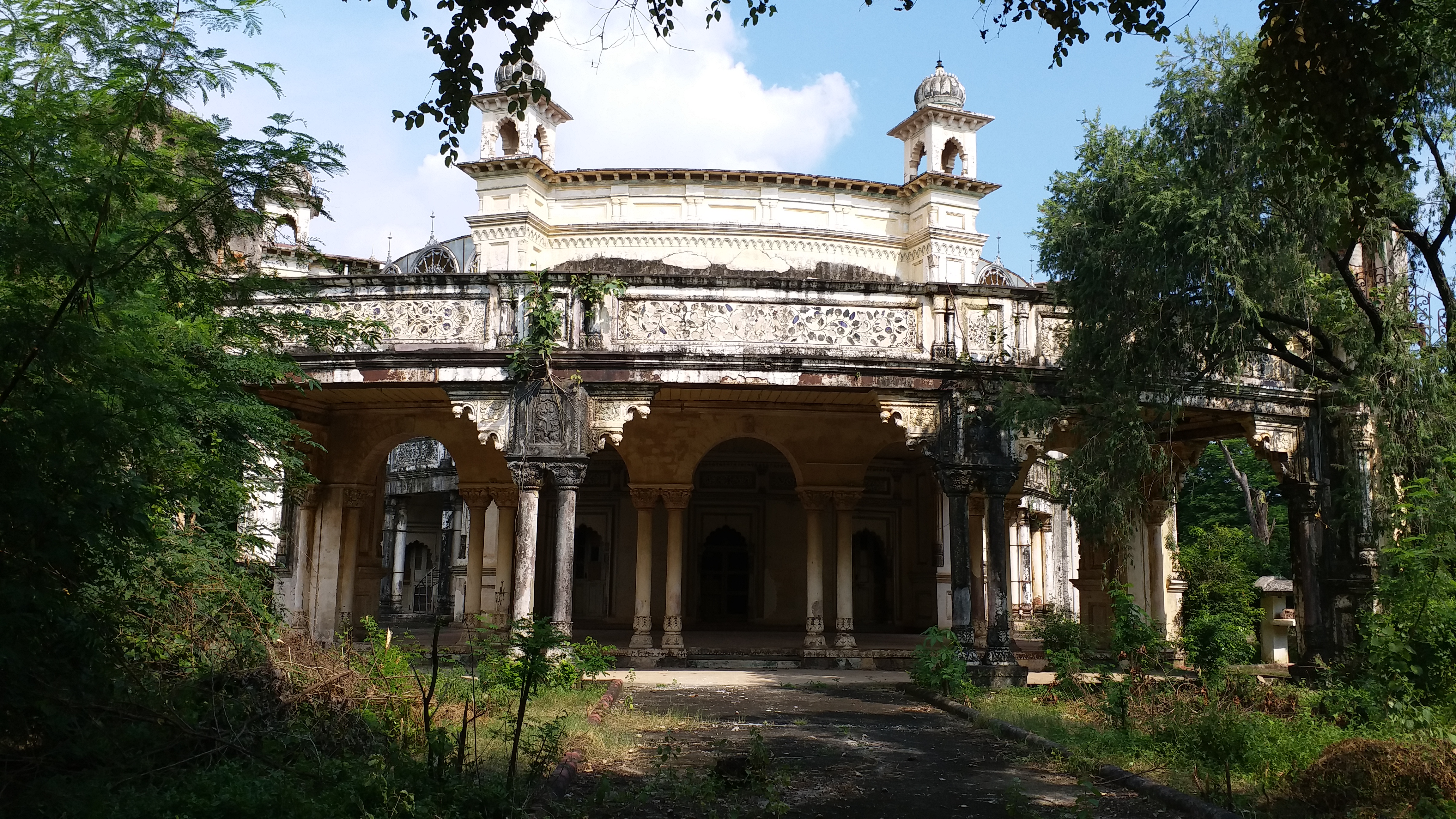 story of Venkat Bhawan was built by Maharaja Venkat Raman Singh in rewa