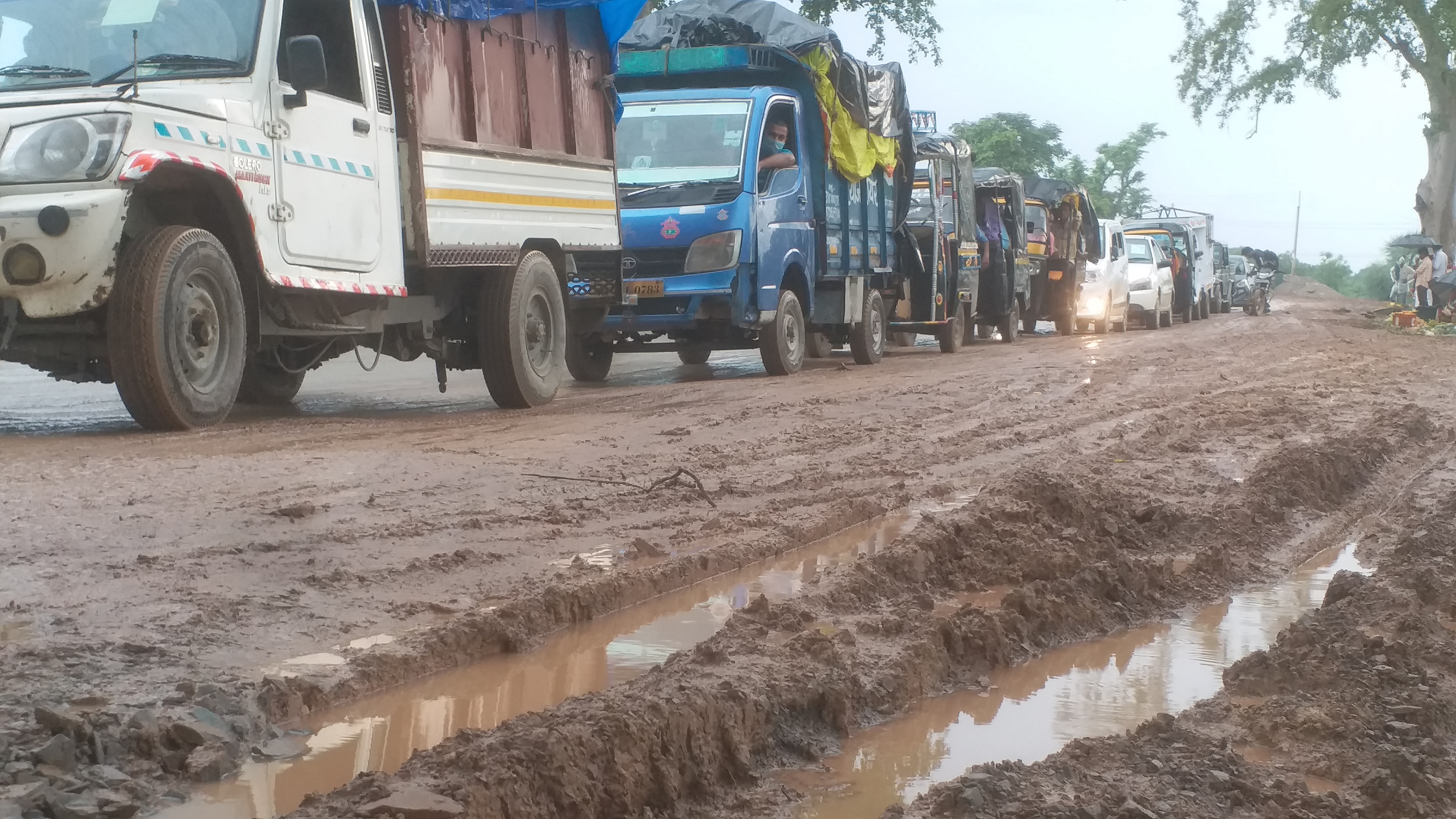 सड़क पर लगा लंबा जाम