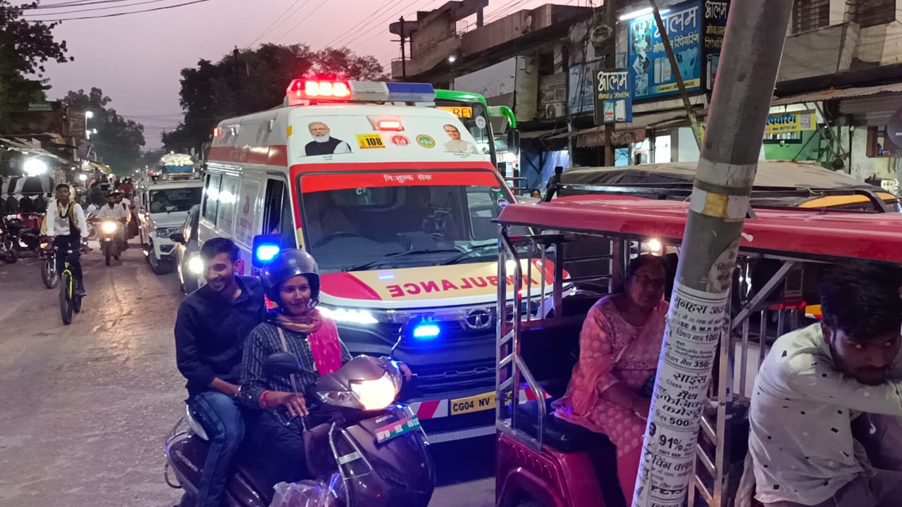 Ambulance stuck in jam in Satna