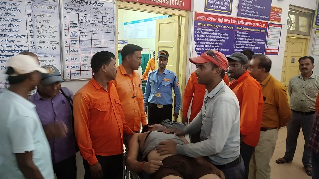 lightning falling on railway employees