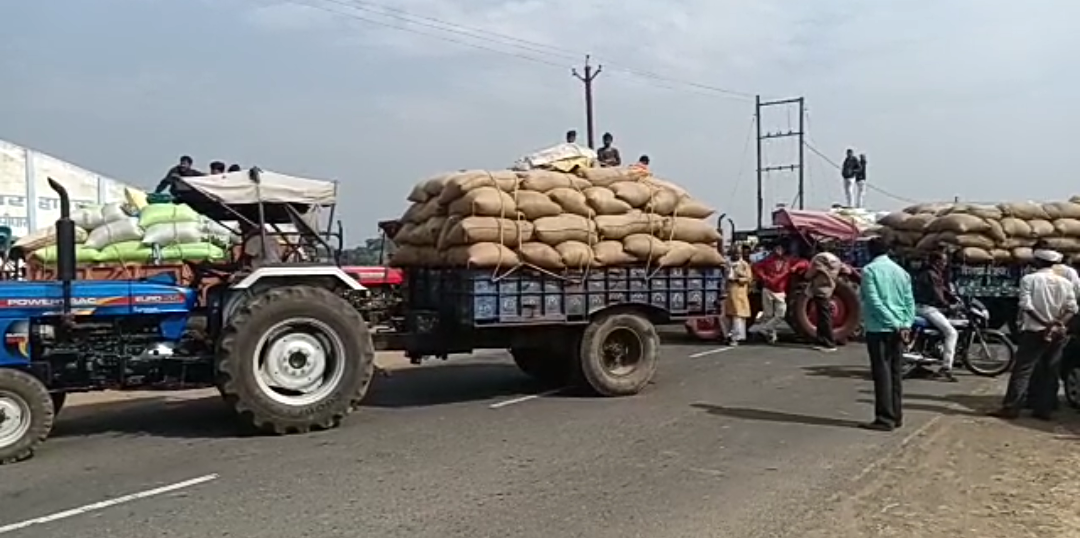 farmers-protest-for-not-buying-paddy-in-sheopur