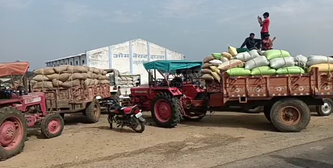 farmers-protest-for-not-buying-paddy-in-sheopur