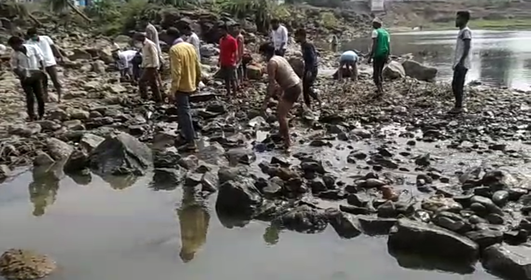 Rural youth built the broken bridge by themselves in seoni