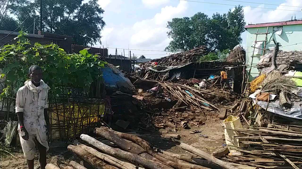 Destruction due to flood in Seoni