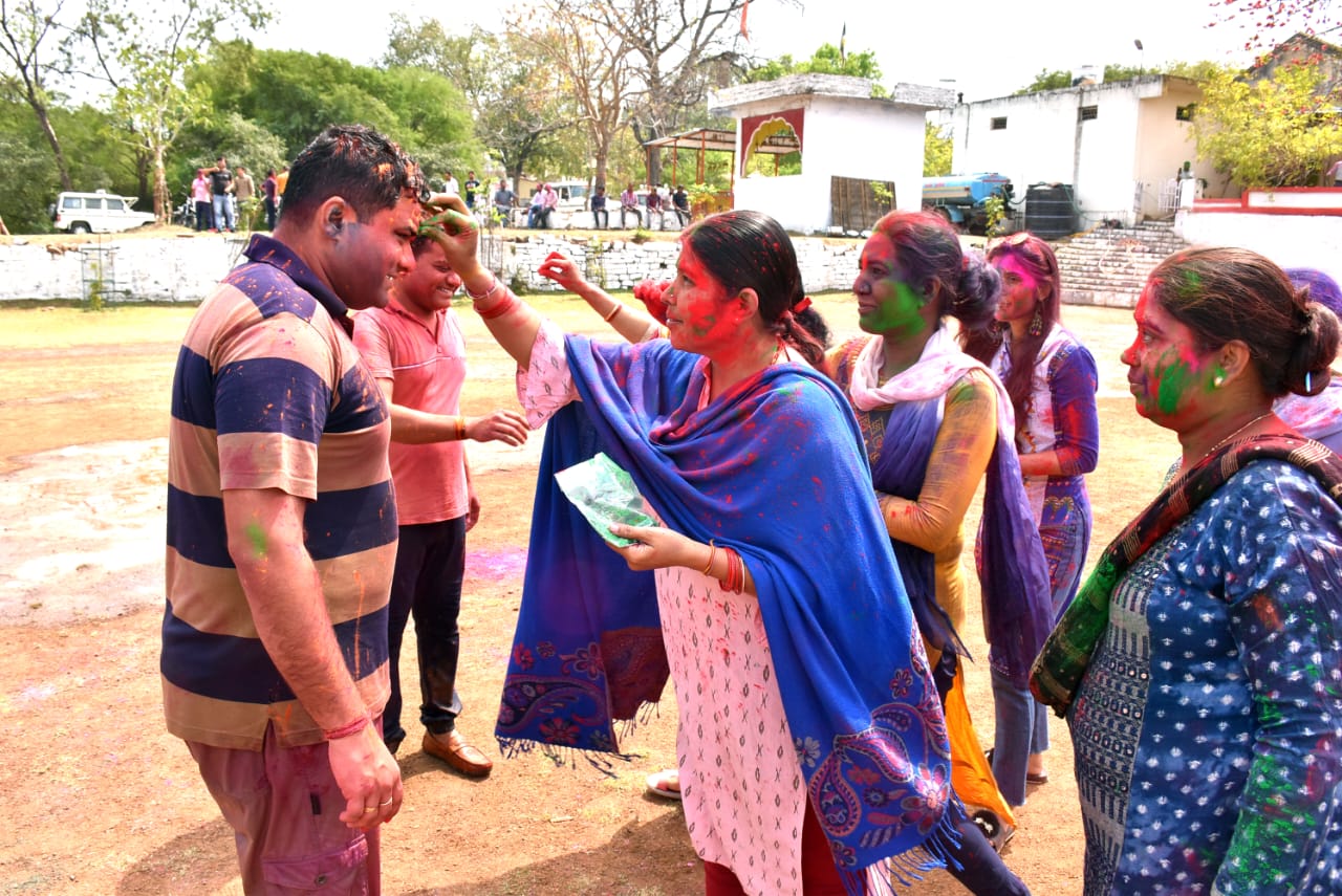 sagar police Holi celebration