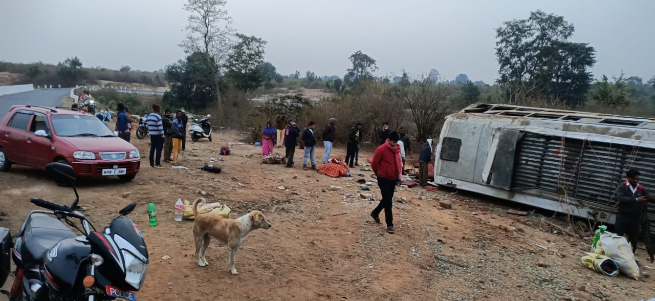 Bus coming from Lucknow to Kawardha has an accident in Madhya Pradesh