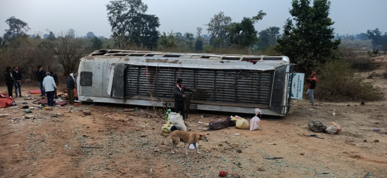 Bus coming from Lucknow to Kawardha has an accident in Madhya Pradesh