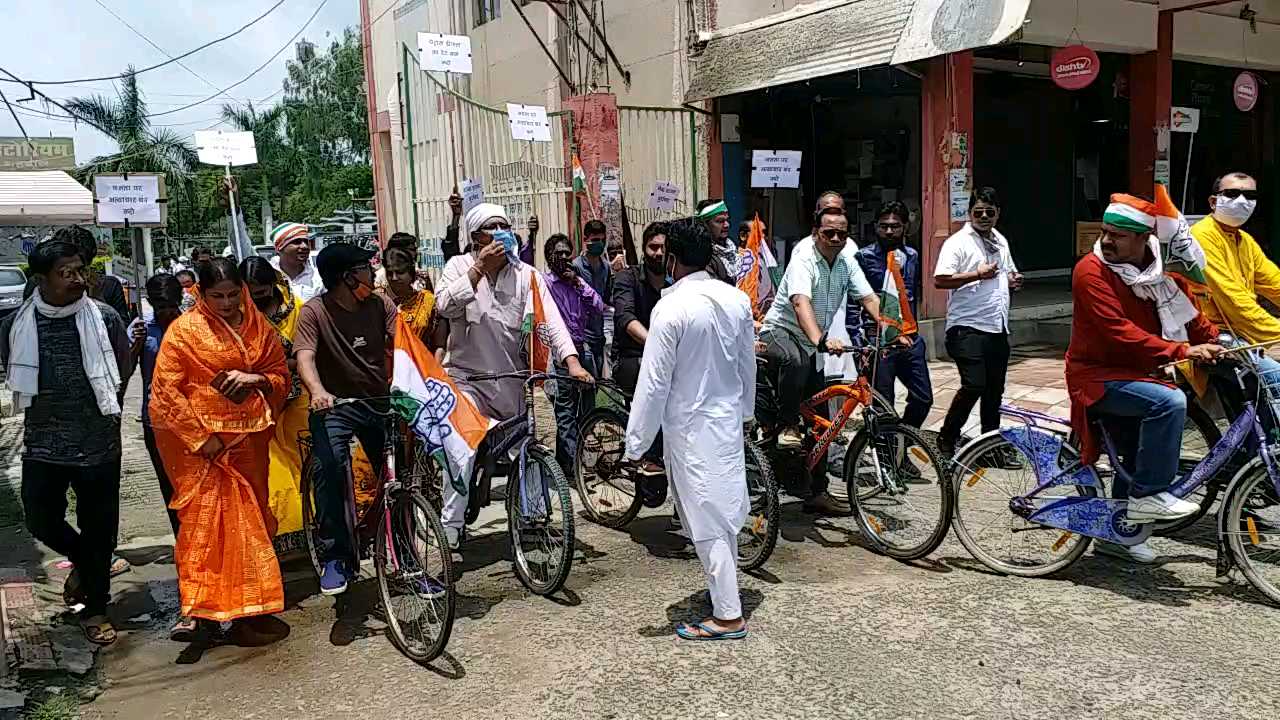 Congress workers on bicycles