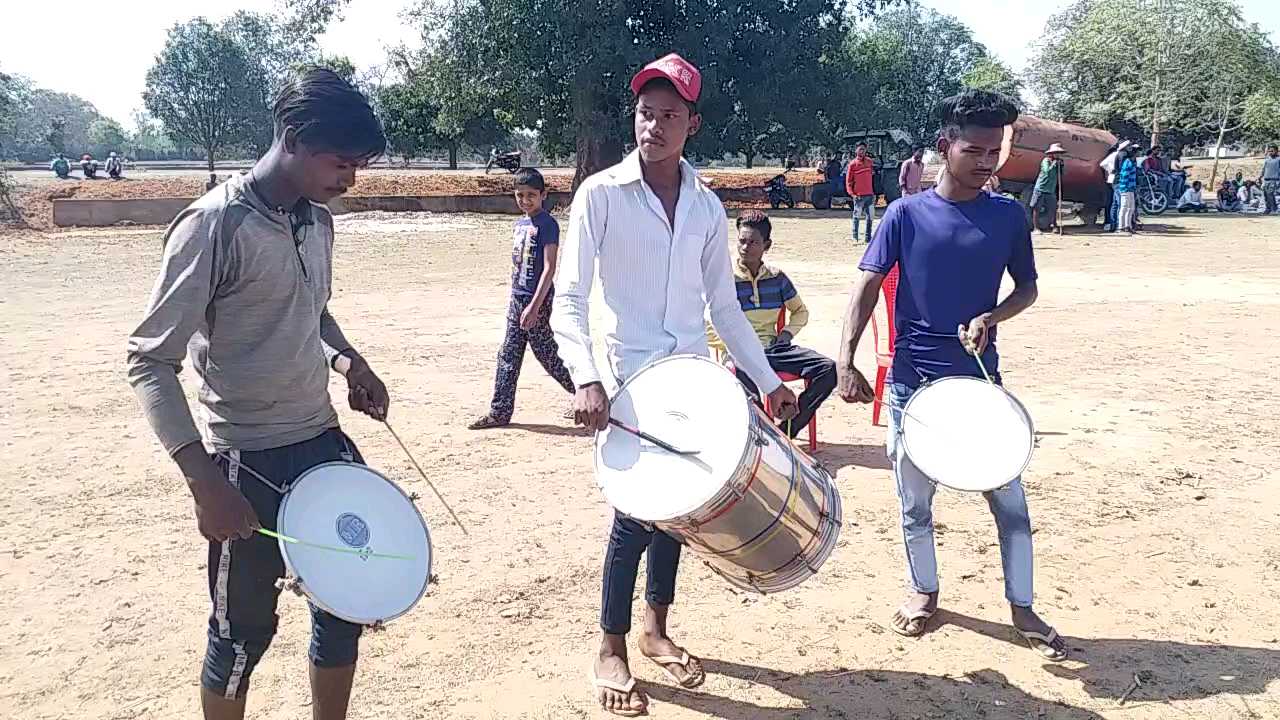 Youngsters also played dholak