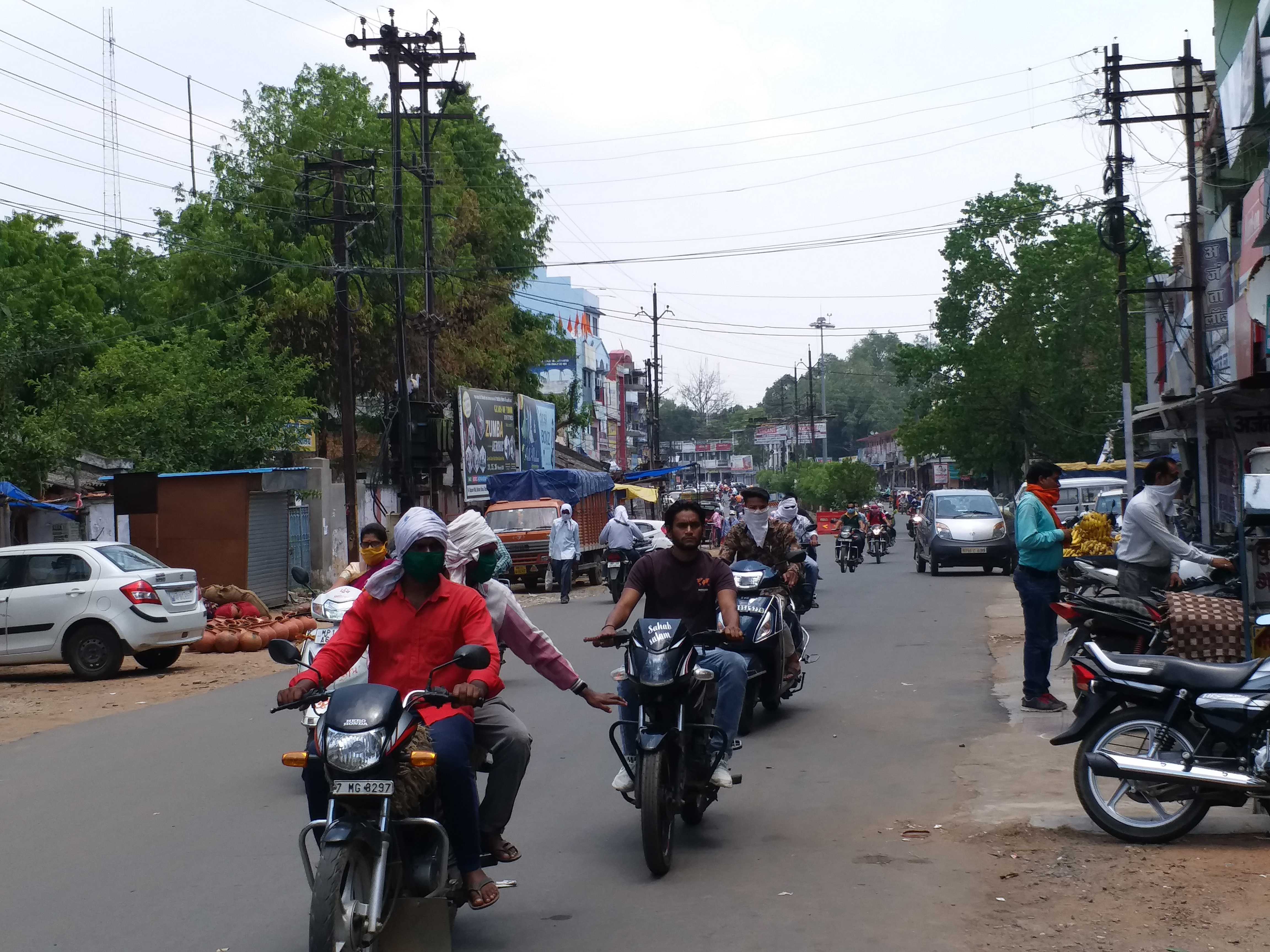 सड़कों पर दौड़ रही थी गाड़ियां