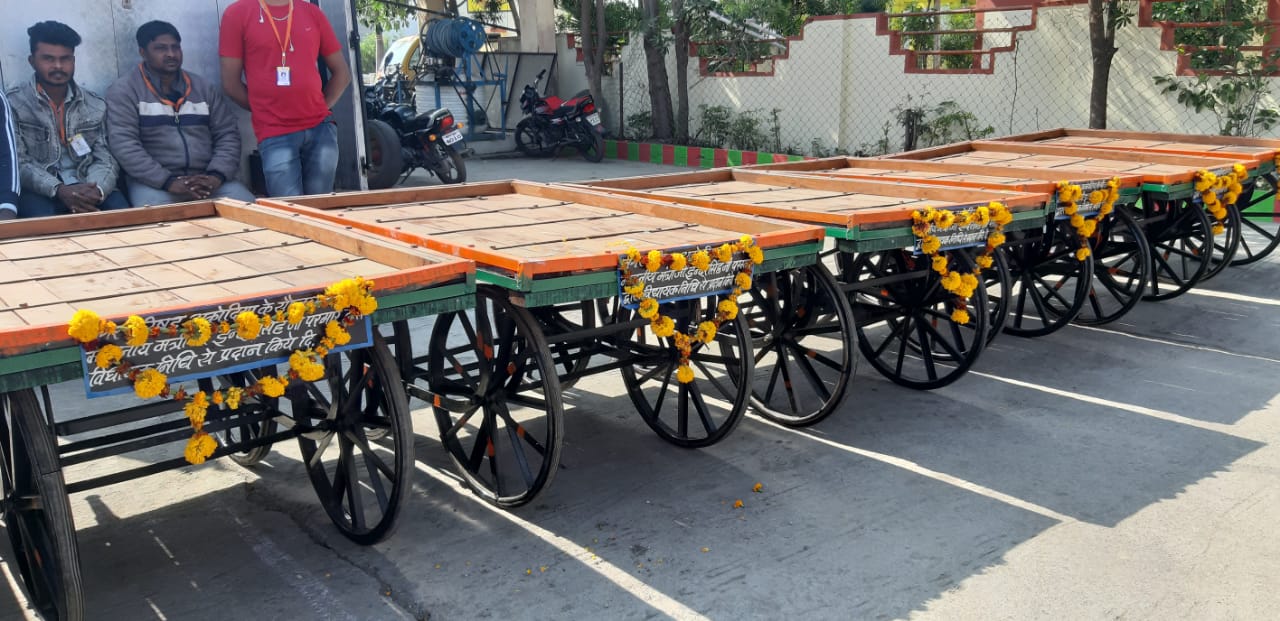 Minister Inder Singh Parmar distributed hand carts to 9 beneficiaries in Shajapur