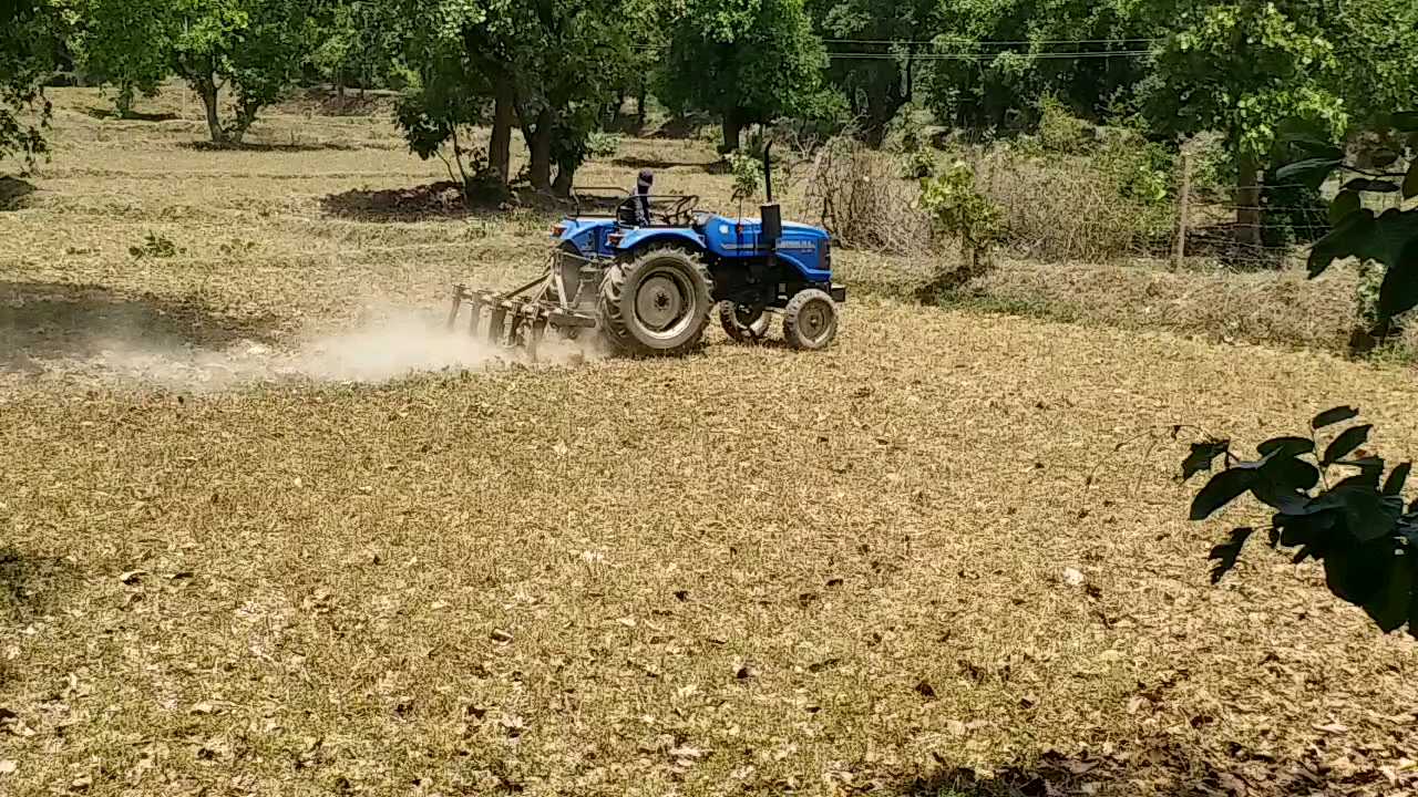 किसानों ने शुरु की गहरी जुताई