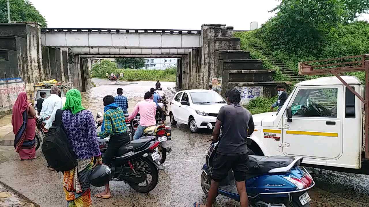 ब्रिज के दोनों तरफ लग गया जाम